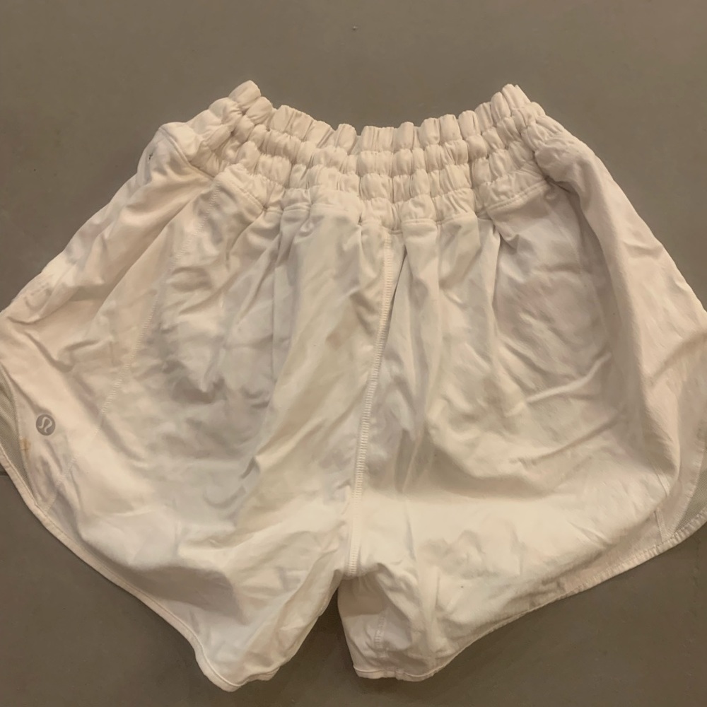 LULULEMON SIZE 4 WHITE HOTTY HOTS ‼️ (four inch tall style )